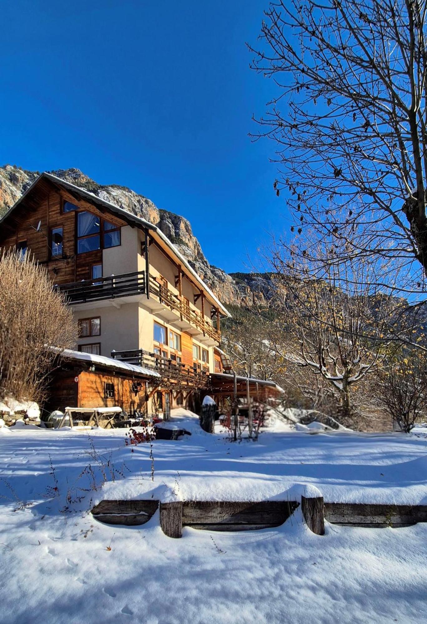 Hotel Restaurant Gites Les 5 Saisons Freissinieres エクステリア 写真